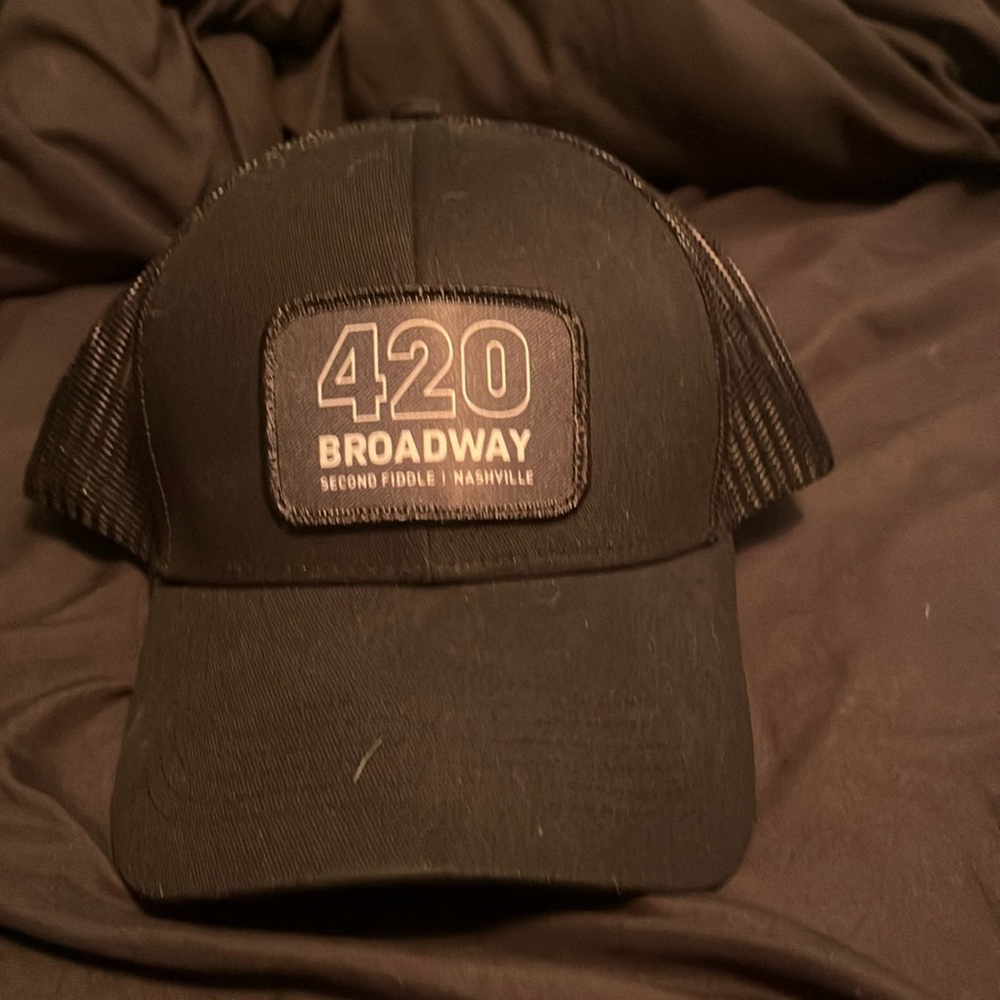 Trucker hat/Nashville bar
